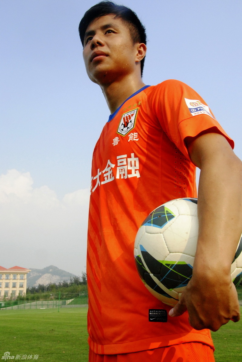 蒿俊闵身穿鲁能球衣拍写真_高清图集_新浪网