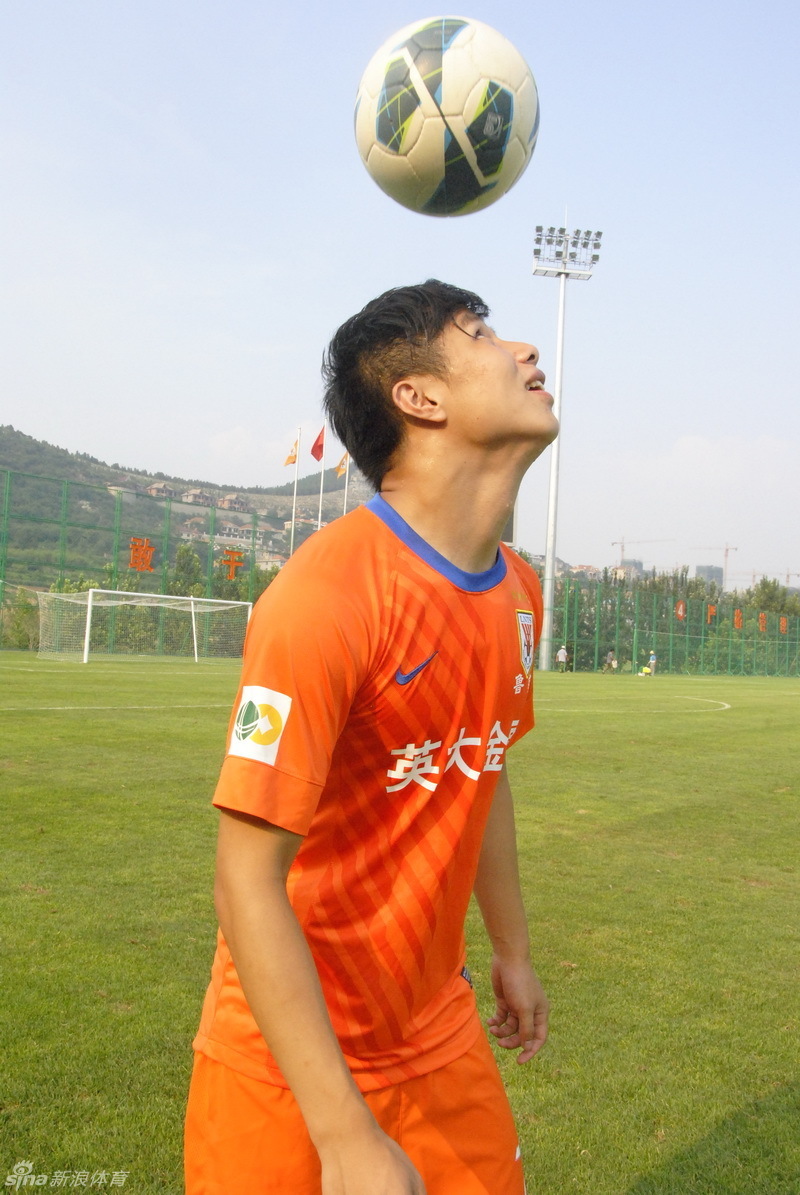 蒿俊闵身穿鲁能球衣拍写真_高清图集_新浪网