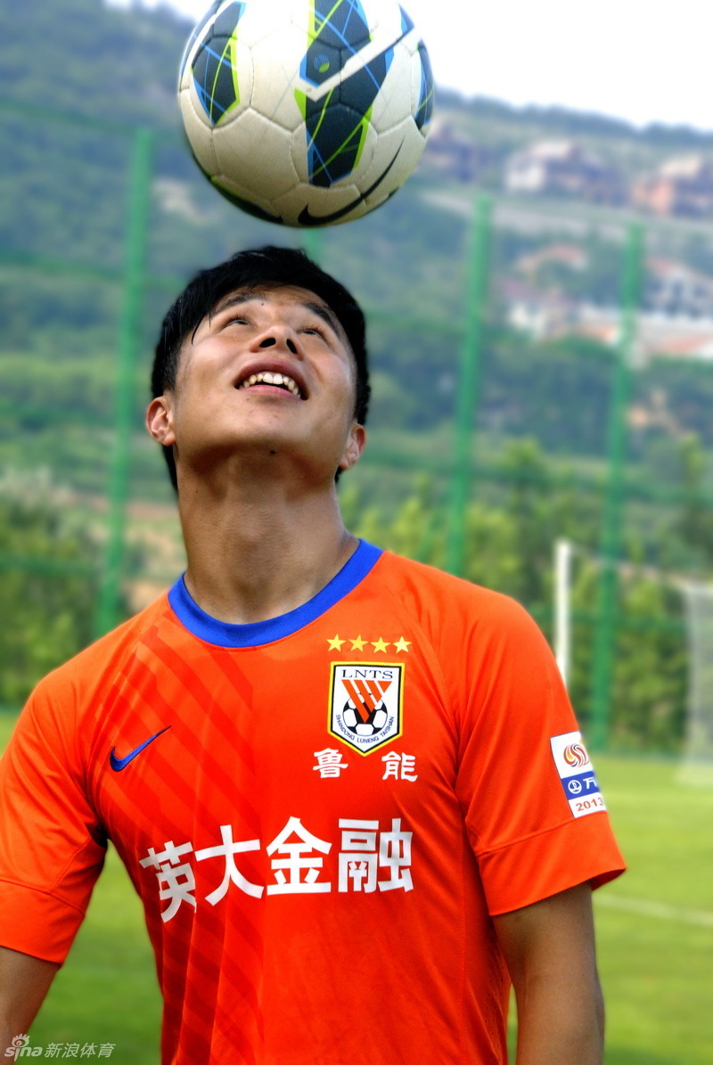 蒿俊闵身穿鲁能球衣拍写真_高清图集_新浪网