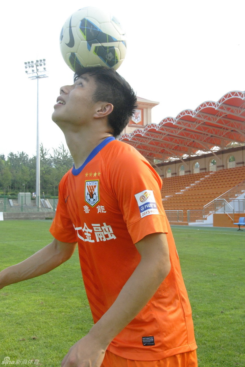 蒿俊闵身穿鲁能球衣拍写真_高清图集_新浪网