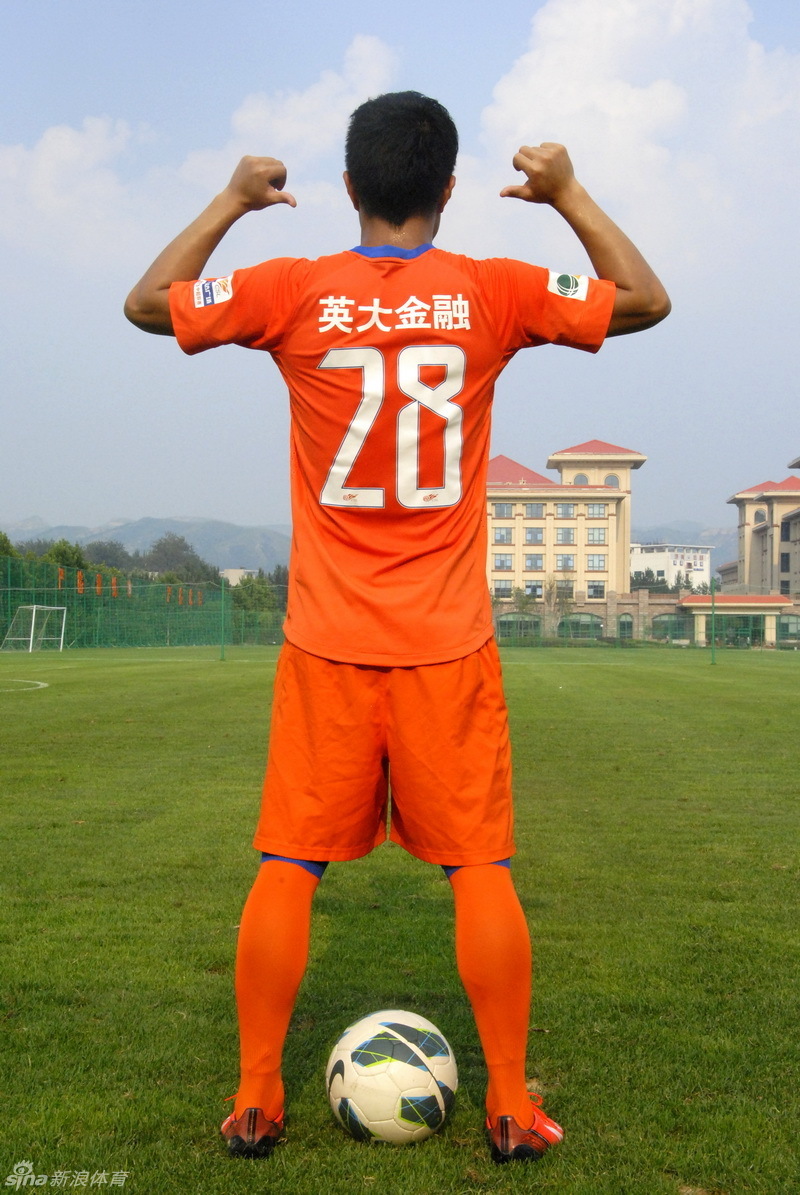 蒿俊闵身穿鲁能球衣拍写真_高清图集_新浪网