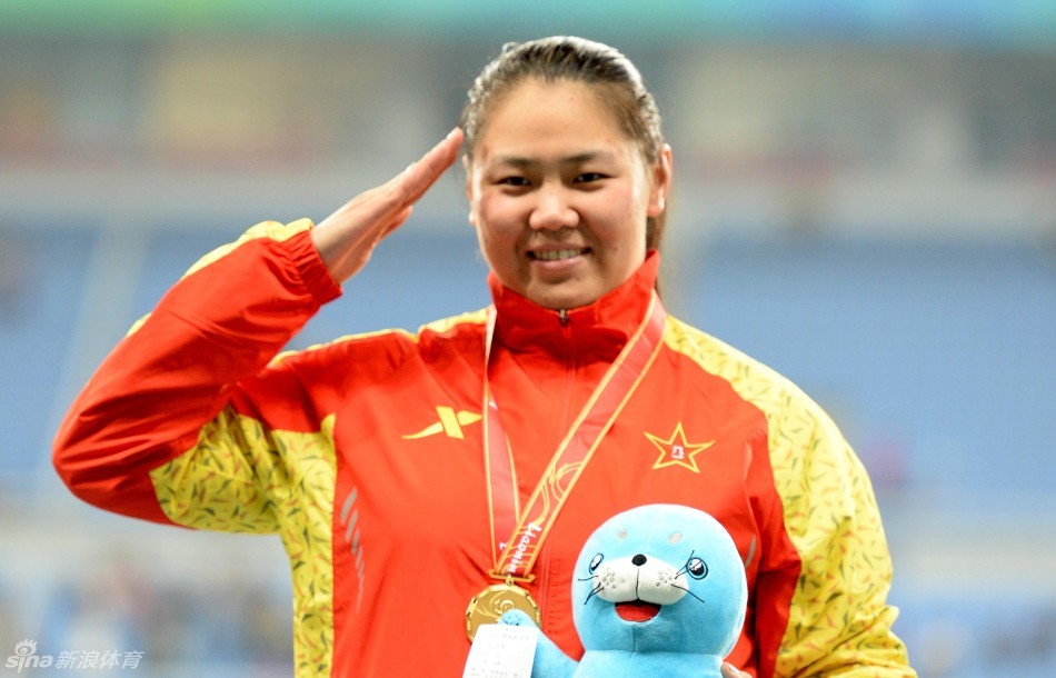 张文秀在夺冠后向观众致意