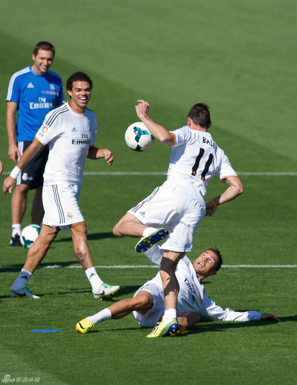 皇马训练c罗飞铲贝尔_高清图集_新浪网