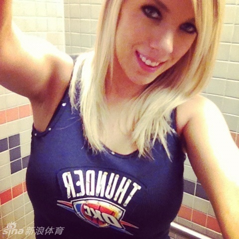 雷霆铁杆女粉丝曝性感自拍_高清图集_新浪网