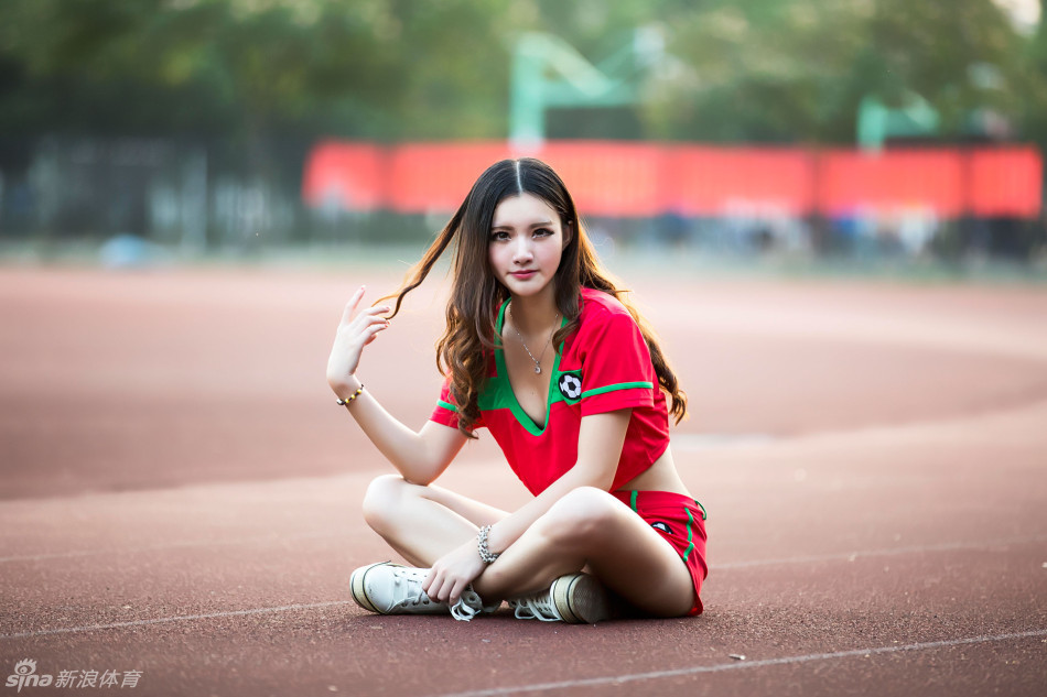 足球宝贝火辣出镜深沟毕现_高清图集_新浪网
