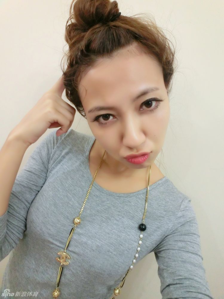 嫩模松果儿性感翘臀百搭_高清图集_新浪网