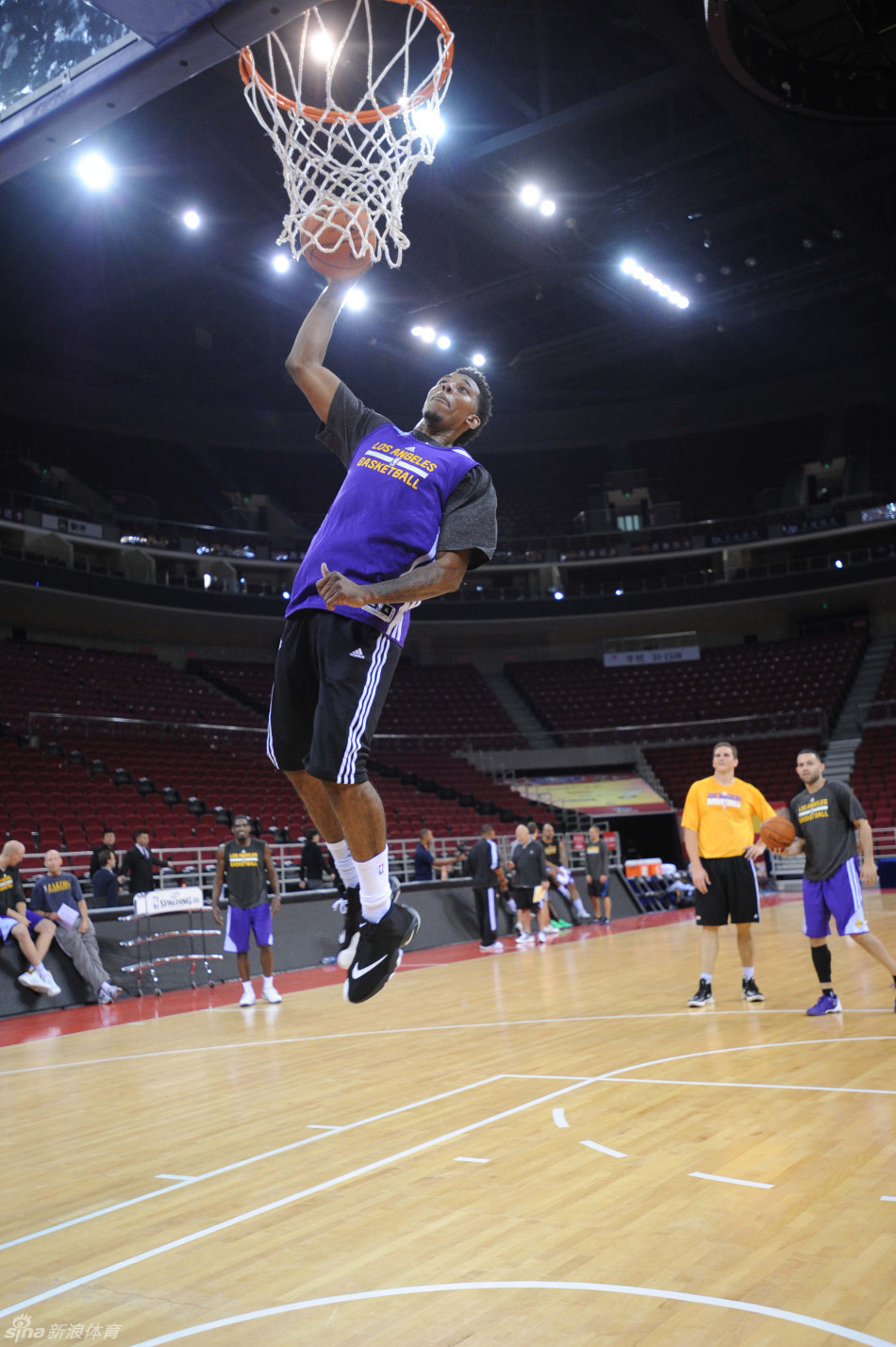 湖人积极训练备战中国赛_高清图集_新浪网