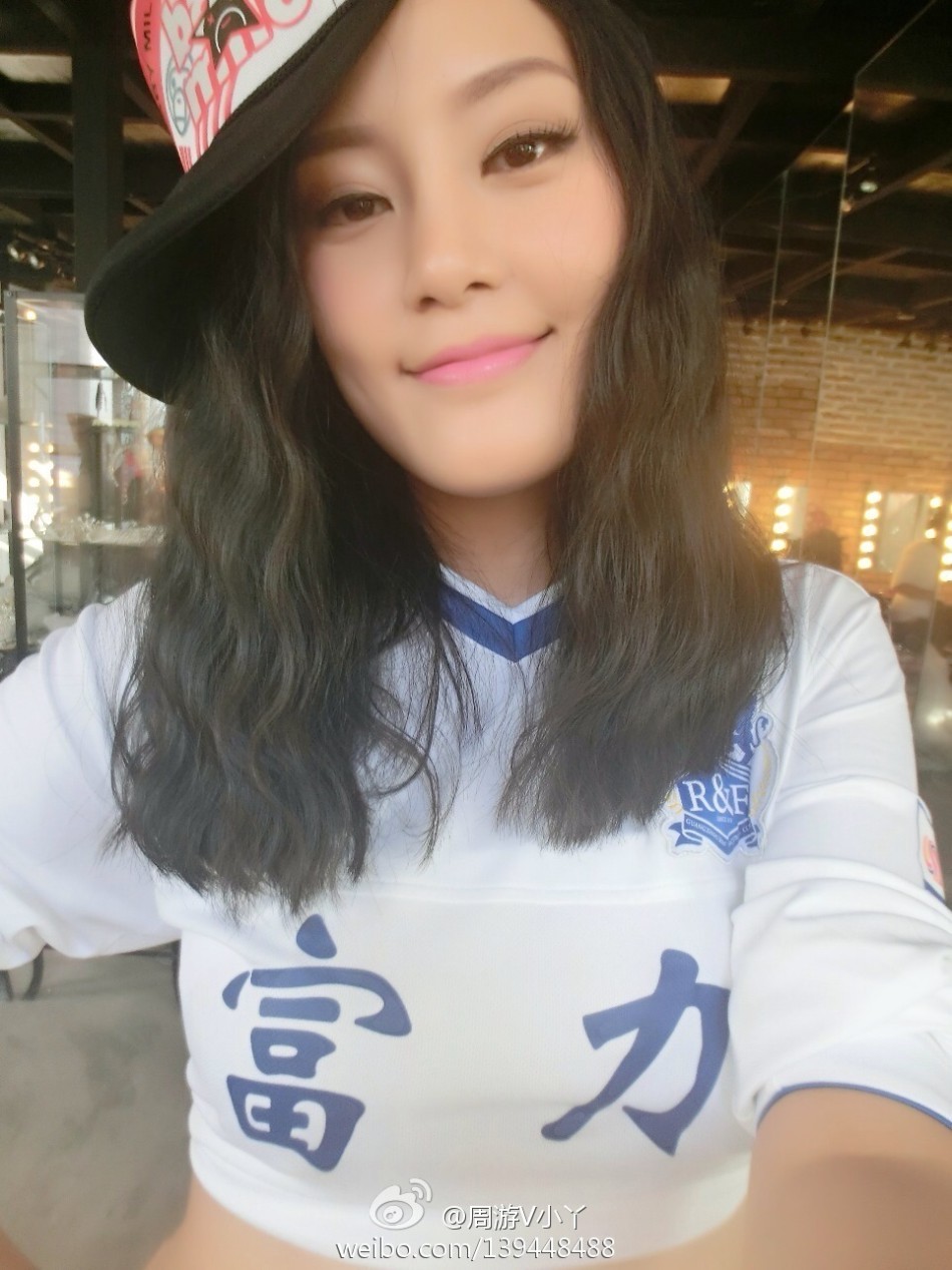 穿富力队服合照