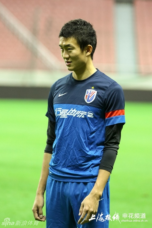 申花踩场王大雷发型抢眼_高清图集_新浪网