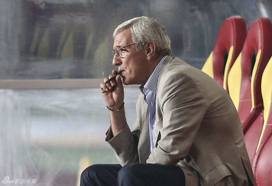 新浪体育直击里皮亚冠赛场抽雪茄_高清图集_新浪网