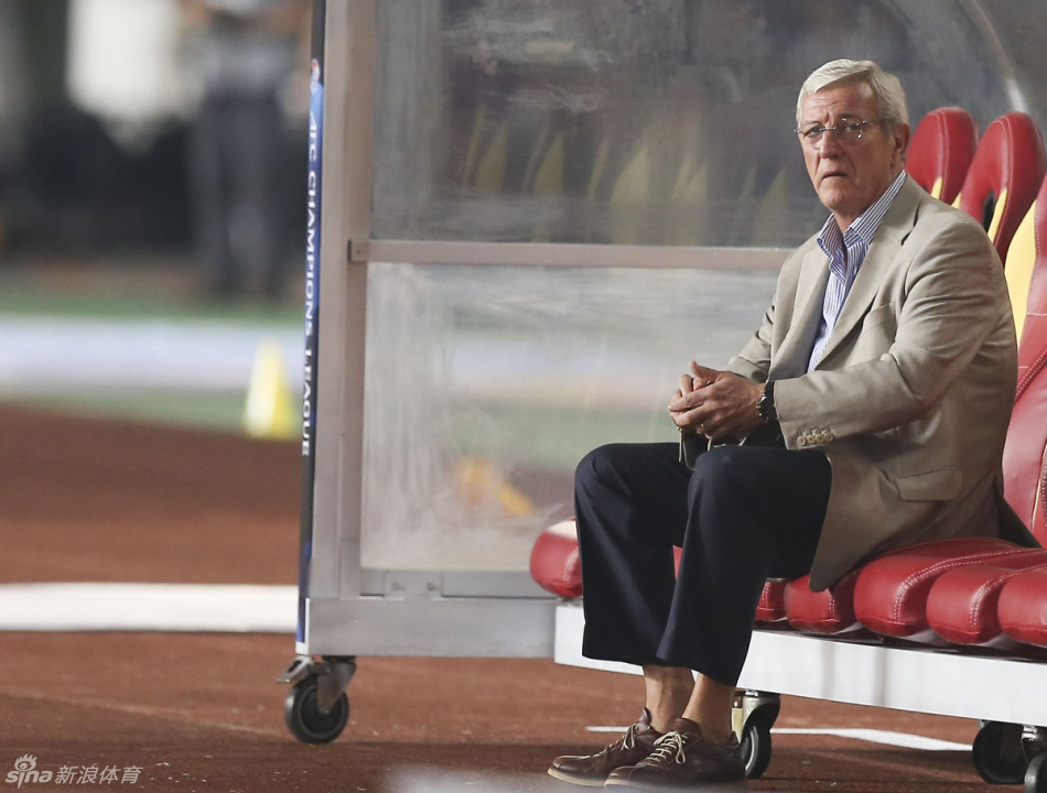 新浪体育直击里皮亚冠赛场抽雪茄