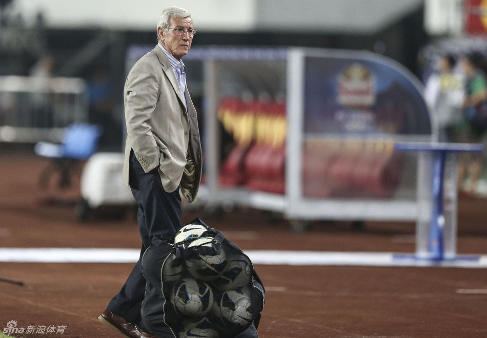 新浪体育直击里皮亚冠赛场抽雪茄_高清图集_新浪网