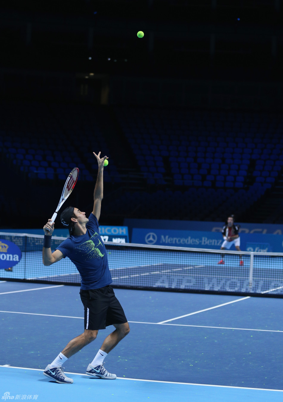 费德勒发球瞬间