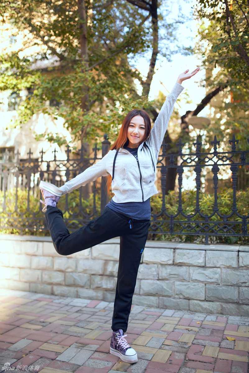 嫩模松果儿性感裸露运动_高清图集_新浪网