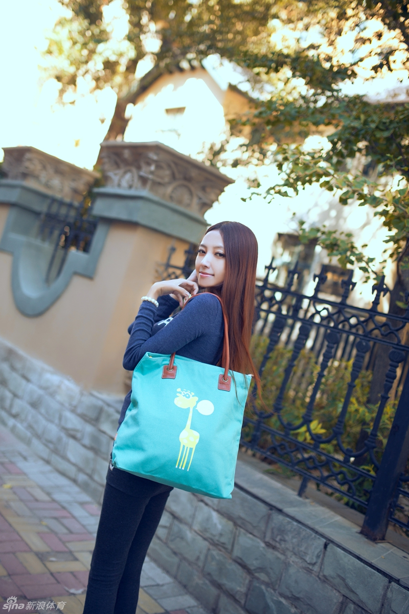 嫩模松果儿性感裸露运动_高清图集_新浪网