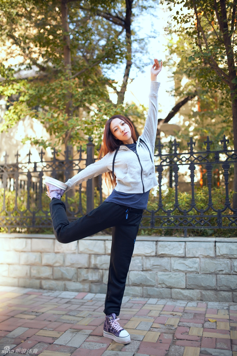 嫩模松果儿性感裸露运动_高清图集_新浪网