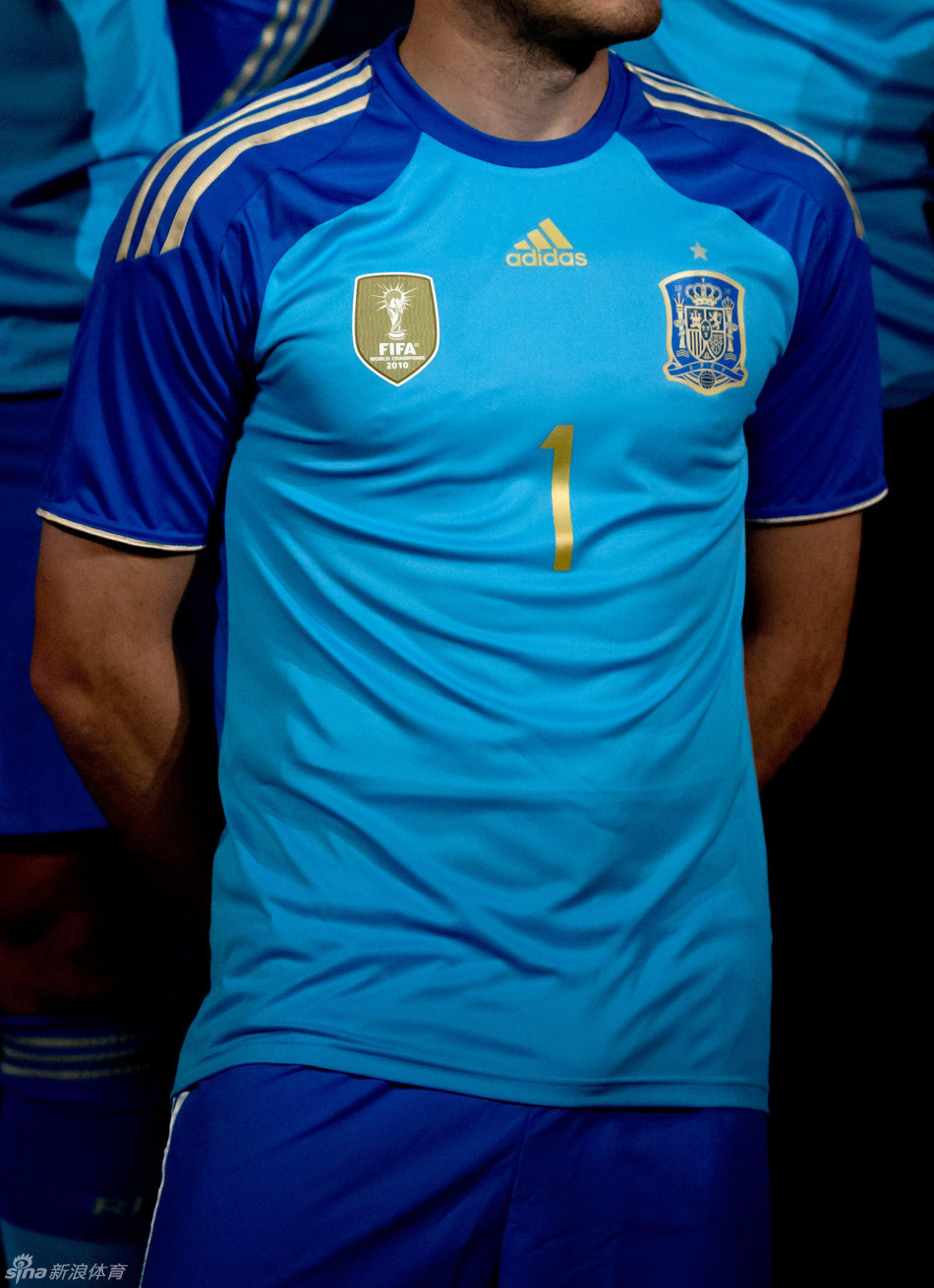巴西世界杯西班牙球衣发布_高清图集_新浪网