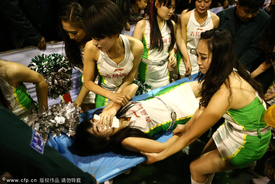 韦弗撞伤篮球宝贝_高清图集_新浪网