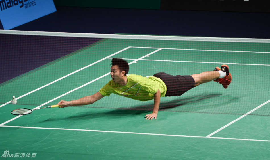 王适娴跳起击球