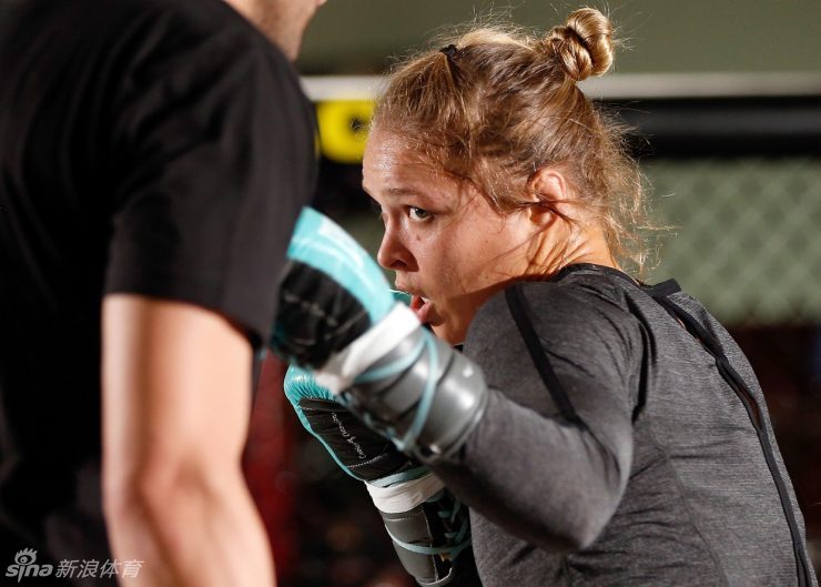 ufc女王罗西最经典照片_高清图集_新浪网