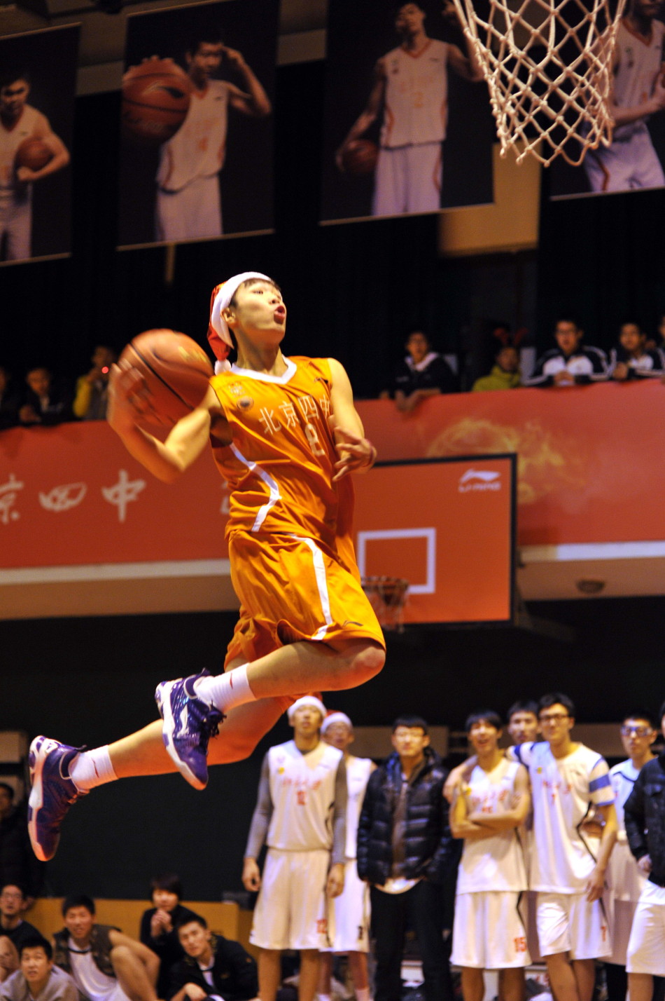 大战"在北京四中举行,新老队员一起,为球迷奉献了一场篮球的饕窃盛宴