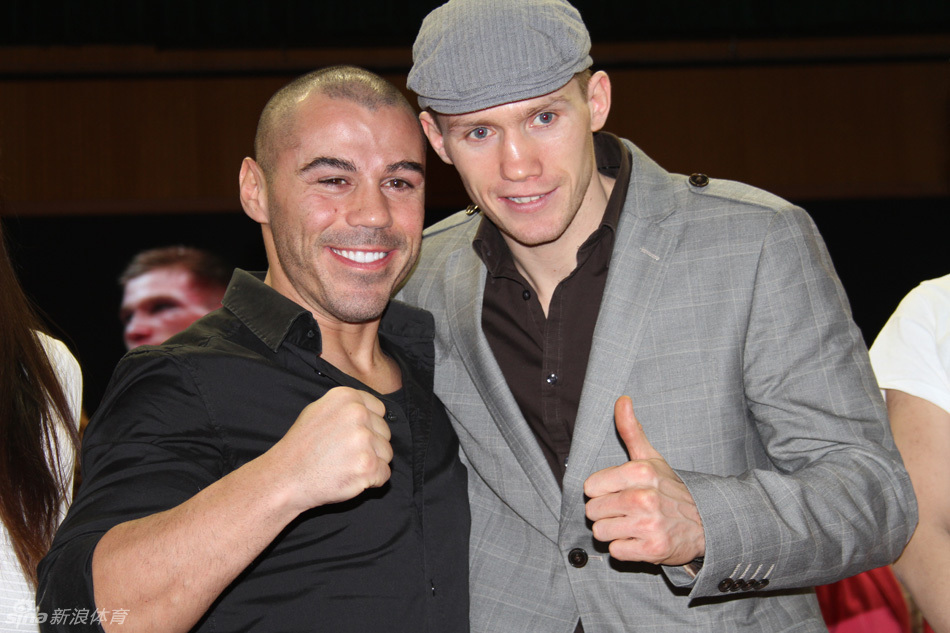 的称重仪式,中国最著名的国际搏击选手徐琰将在明天对阵希腊小光头,他