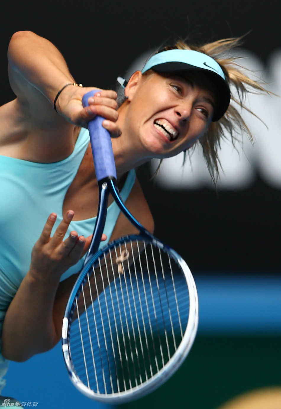 在早间的女单比赛中,赛会第三种子莎拉波娃迎来了法国球员科内特的