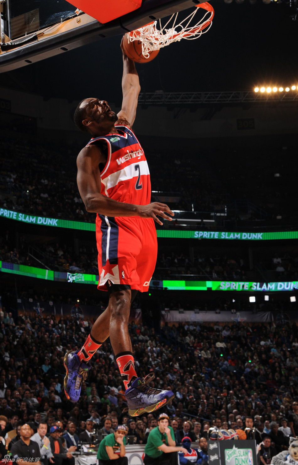 角逐本次"扣篮王"的球星有保罗-乔治,约翰-沃尔,达米安-利拉德,哈里斯