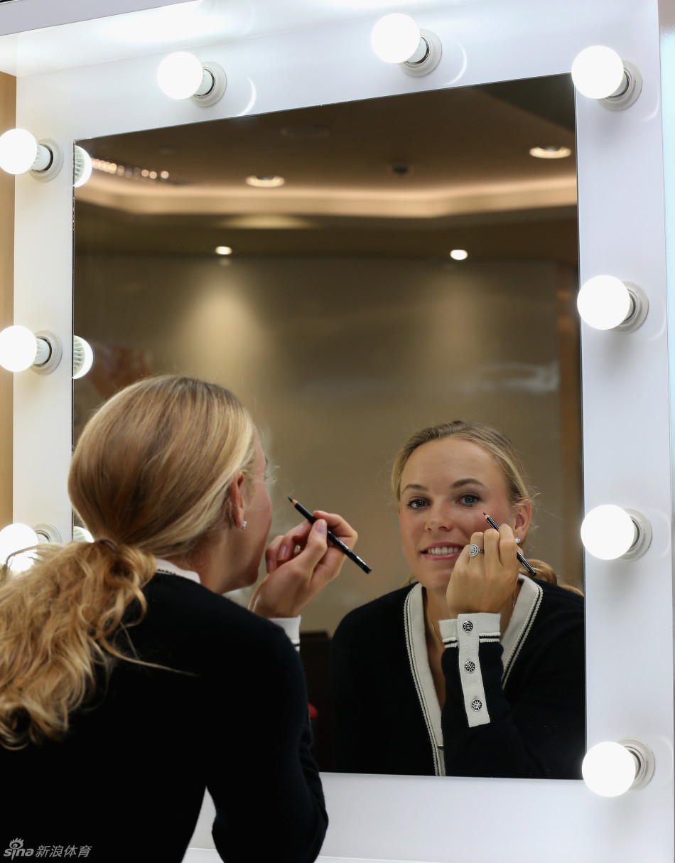 麦克罗伊未婚妻沃兹对镜梳妆_高清图集_新浪网