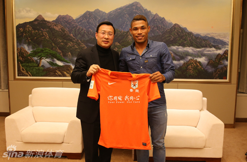 乌索身着鲁能战袍亮相