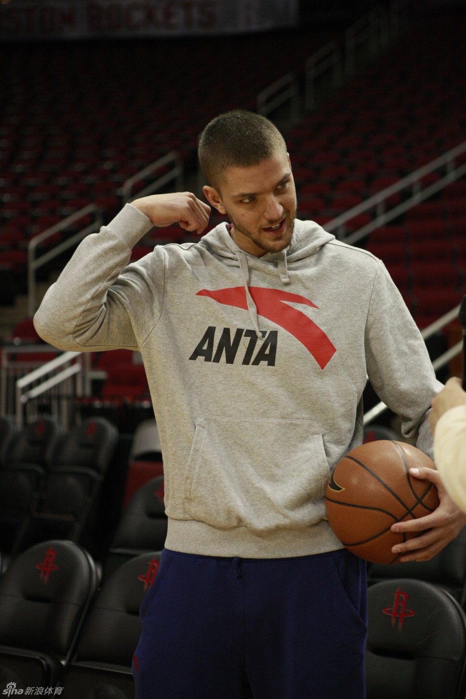 结束训练被媒体团团围住