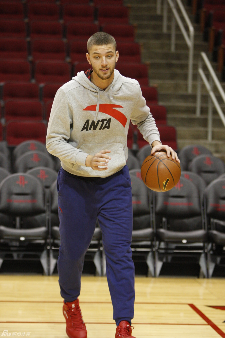 结束训练被媒体团团围住