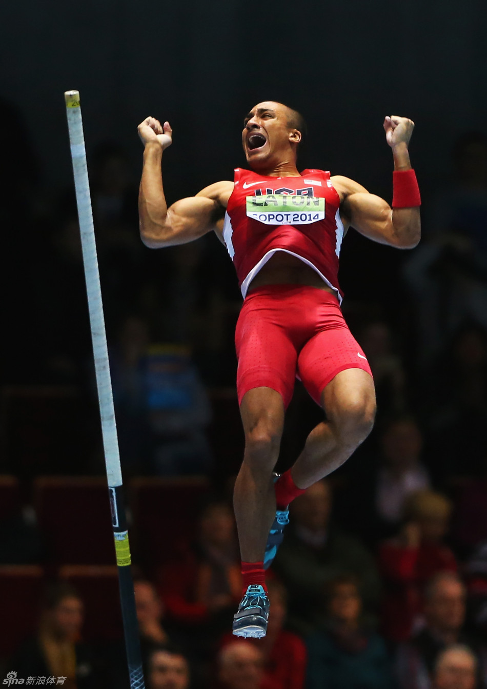 阿什顿-伊顿过杆后激动庆祝