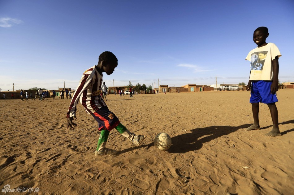 南苏丹的踢球少年_高清图集_新浪网