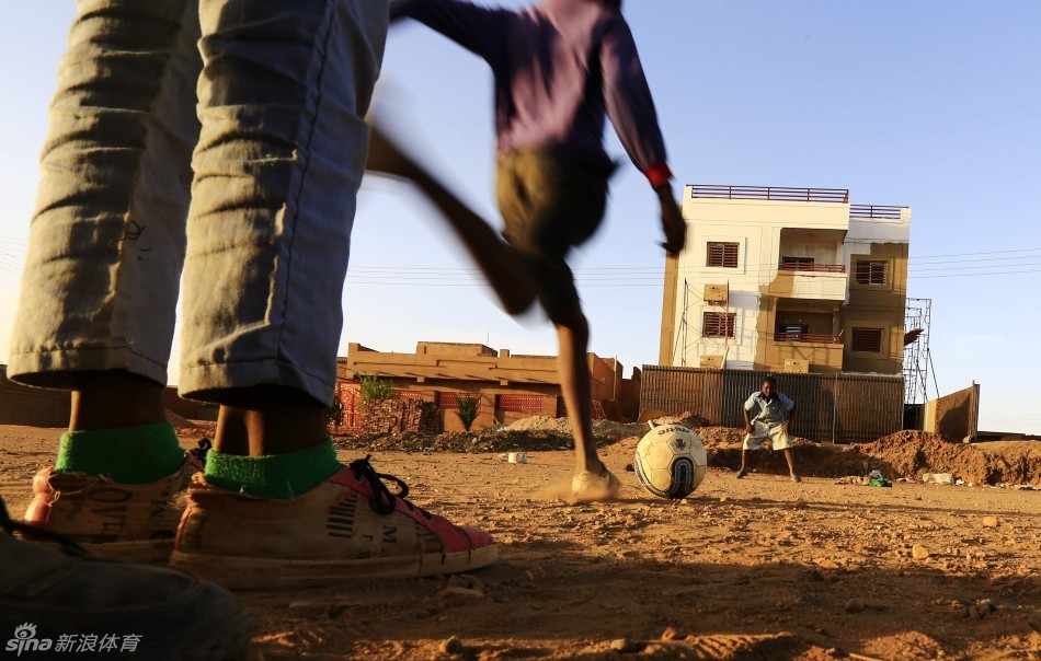 南苏丹的踢球少年 足球带来难民营中的笑声
