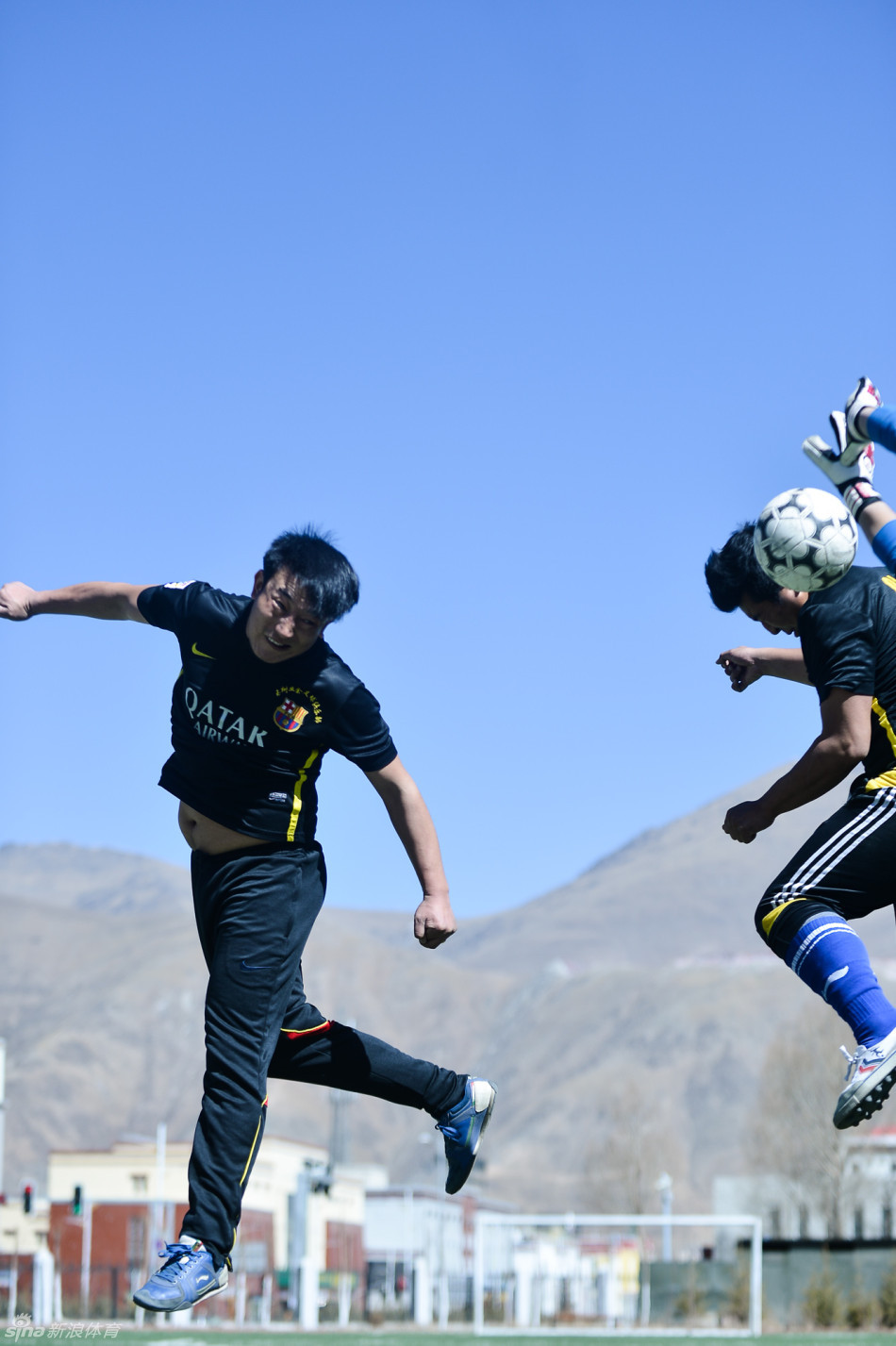 玉树康巴足球队的绿茵梦_高清图集_新浪网