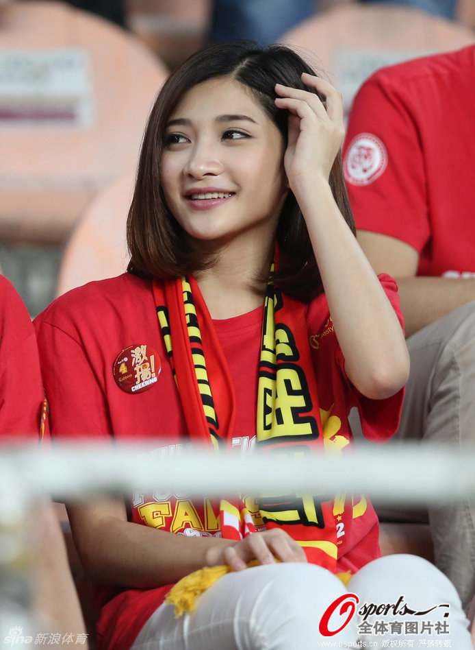 恒大美女球迷现场观战_高清图集_新浪网