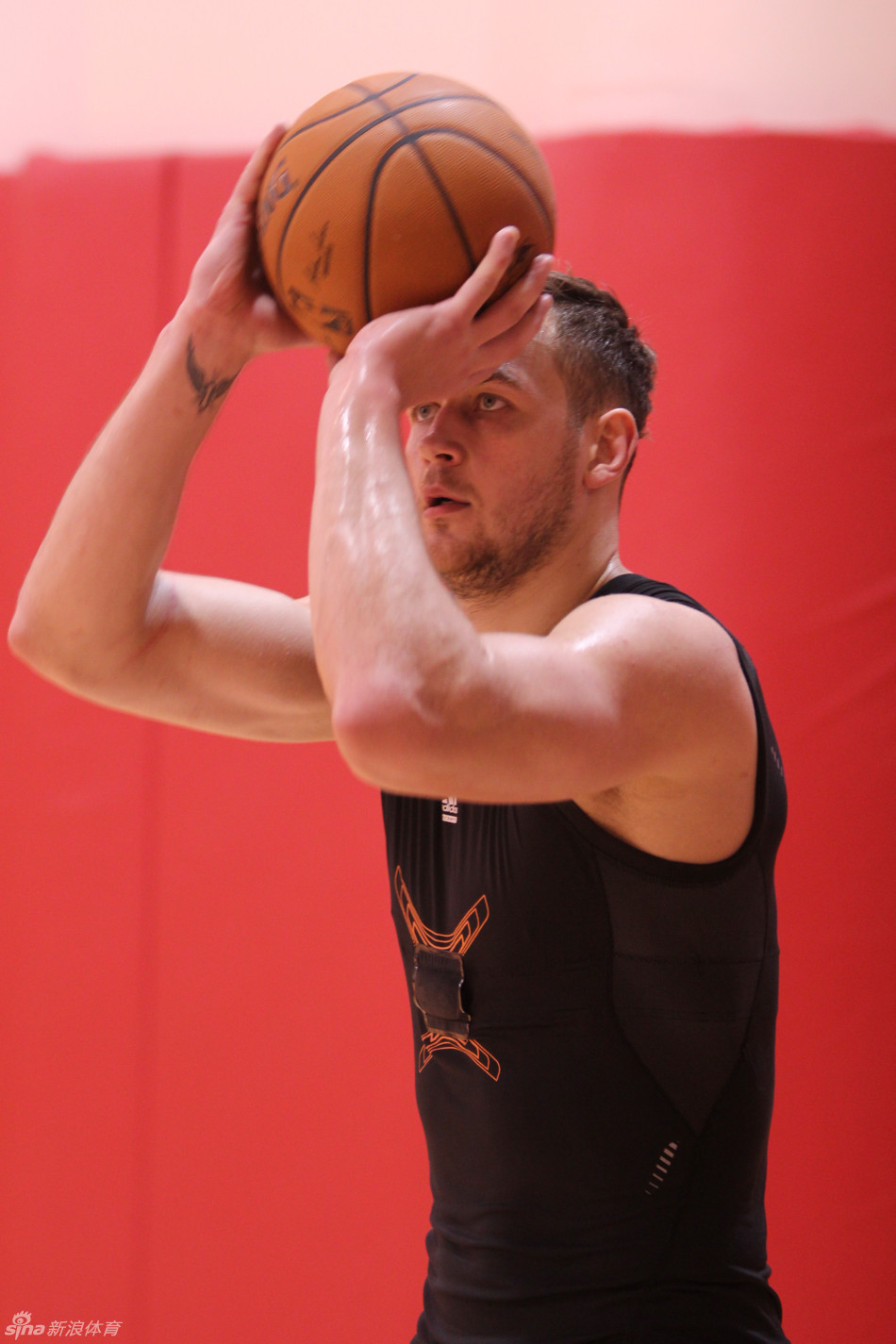 莫泰尤纳斯投篮