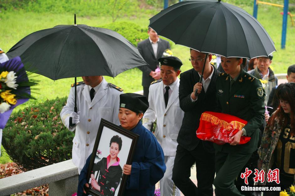 陈招娣去世1周年骨灰回故乡_高清图集_新浪网