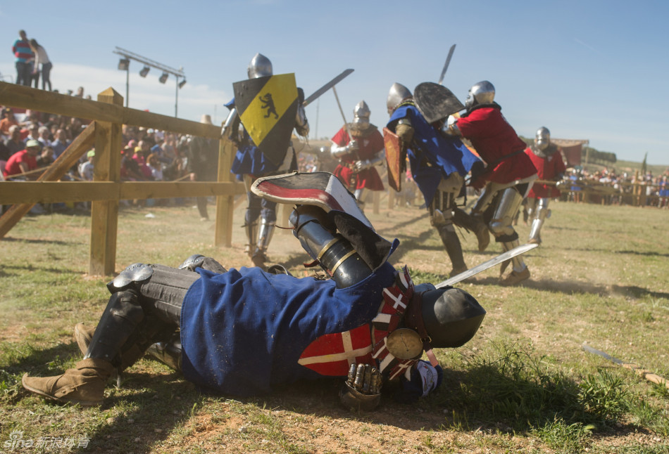 这项比赛还原了14-15世纪欧洲中世纪骑士时代的格斗场景,斗士们身着