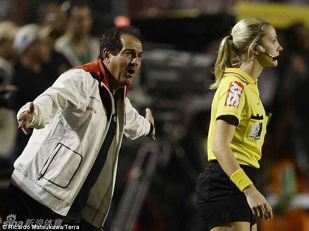 场上执法的23岁美女边裁费尔南达(fernanda colombo uliana)成为众人