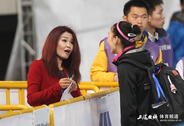 央视记者冬日娜亮相上海_高清图集_新浪网