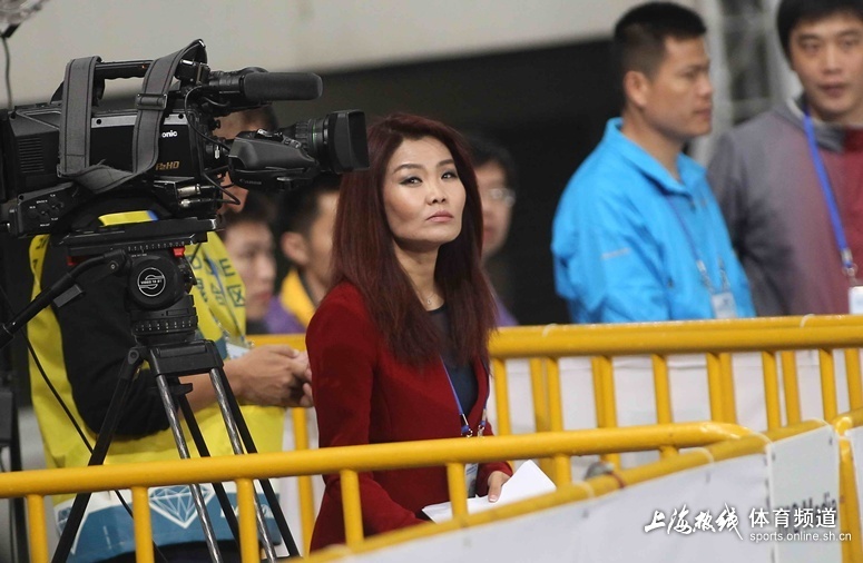 央视记者冬日娜亮相上海_高清图集_新浪网