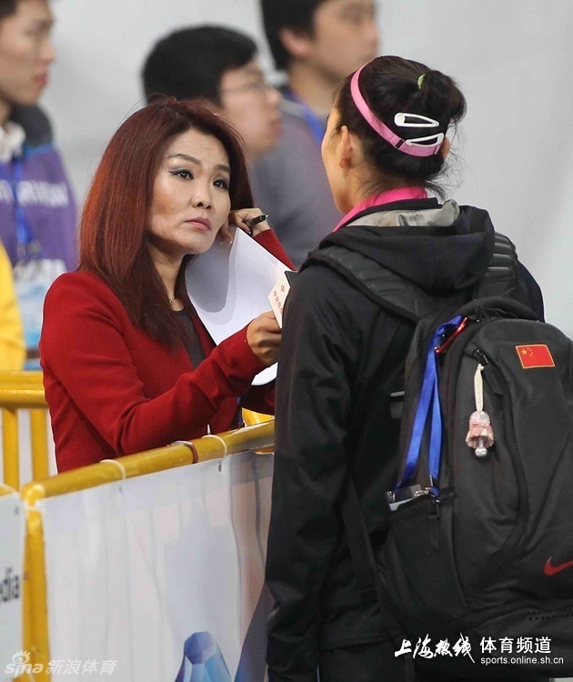 央视记者冬日娜现身上海钻石赛_高清图集_新浪网