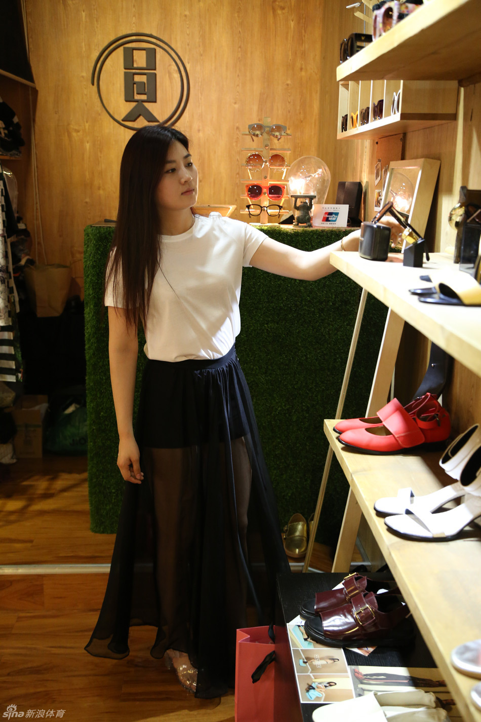 付小芳穿着简约大方