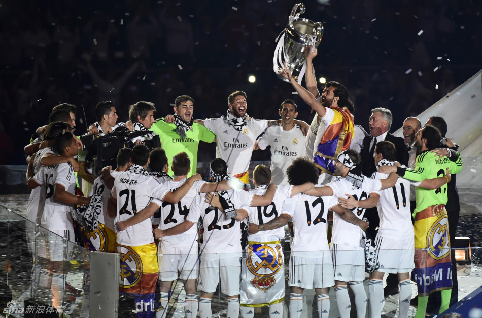 皇马展示欧冠奖杯