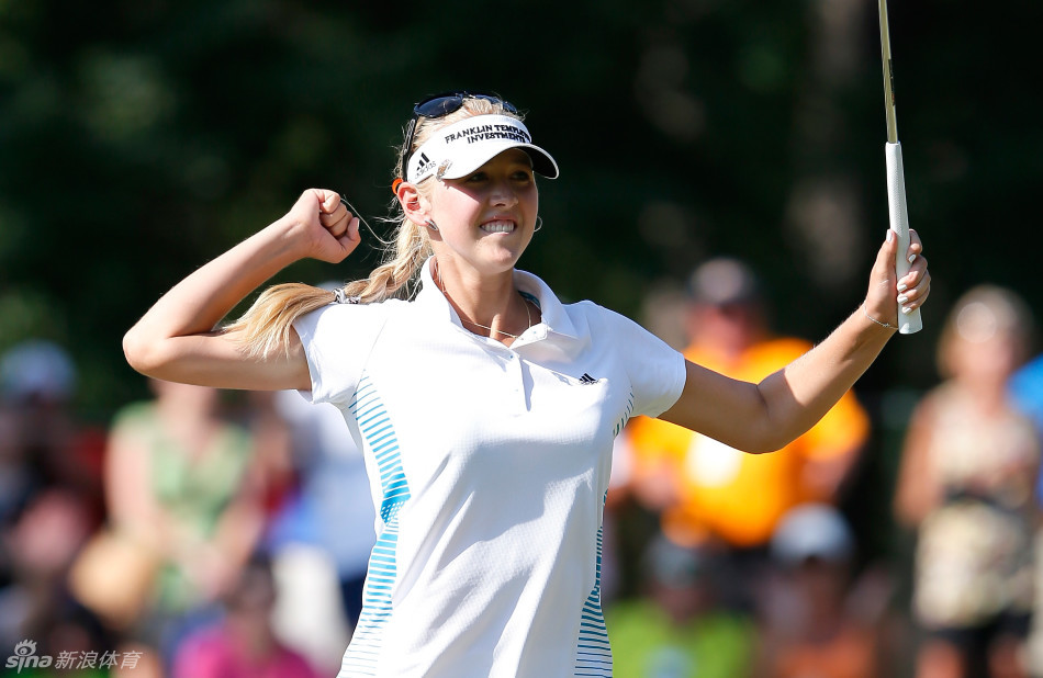 杰西卡-科达捧杯