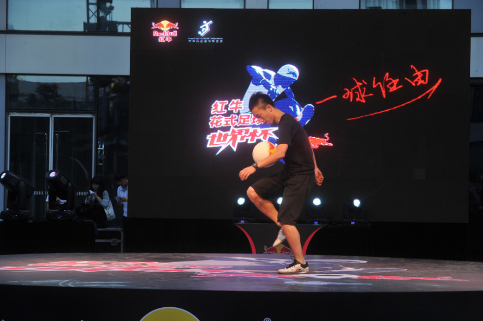 新疆选手比拉力动作灵巧