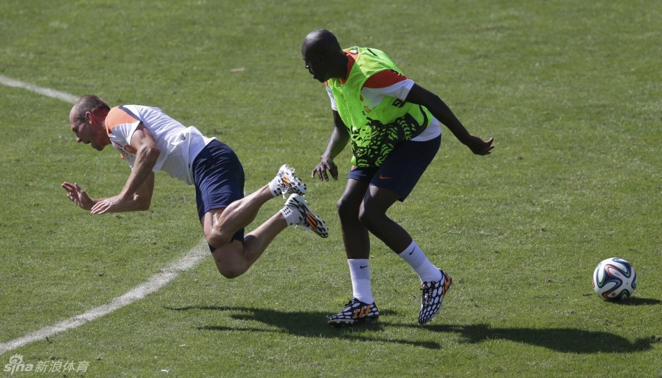 罗本与队友由于在训练中动作过大产生了冲突,用一脚飞踹踢在了队友的