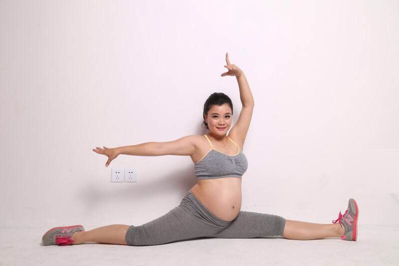 莫慧兰怀孕晒大肚照做高难体操动作_高清图集_新浪网